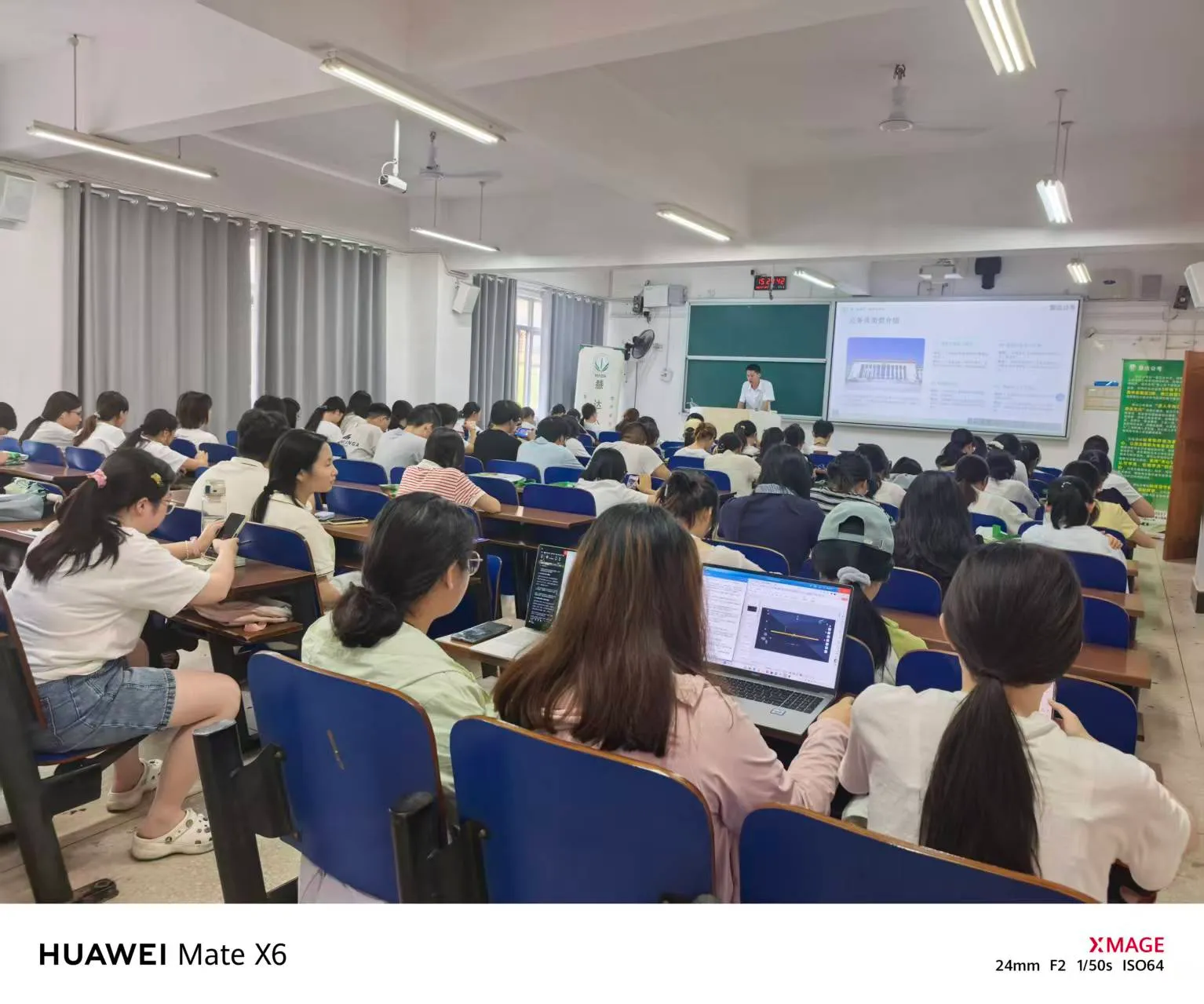 慧达公考老师与学员的课堂全景