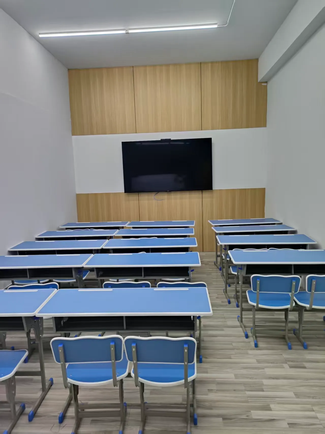 慧达公考教室桌椅与教学屏幕实景